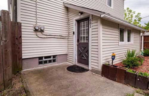 Historic District w Fully Stocked Kitchen and Sleeps 6 - Photo 21