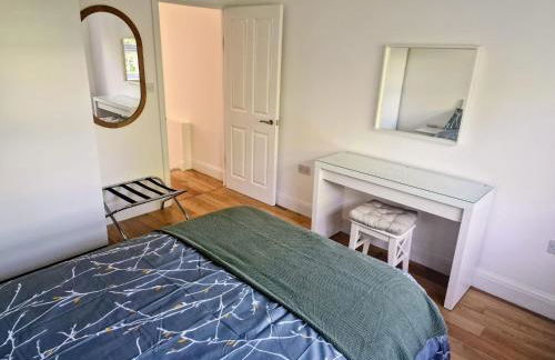 Bright 2-Bed Flat with Free Parking near Whetstone - Foto 8