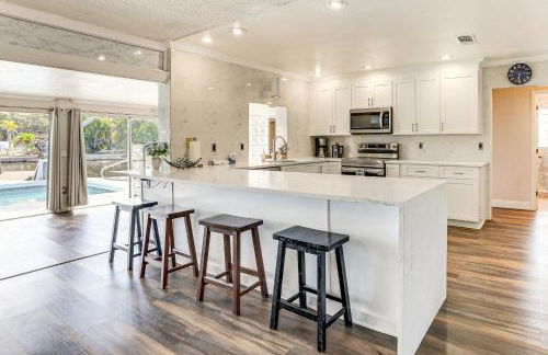 Furnished Sunroom with TV! Canal-Front Bradenton Gem - Foto 6