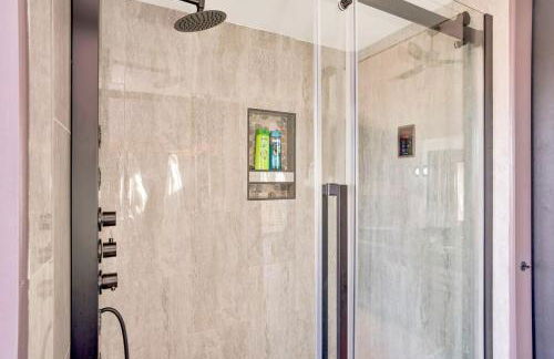 Blooming Redbud Treehouse with private hot tub - Foto 16