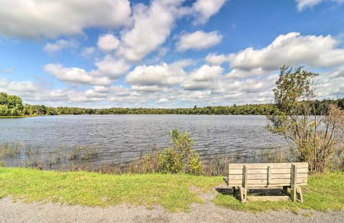 Walk to Lake Game Room Getaway in Pocono Summit! - Foto 37