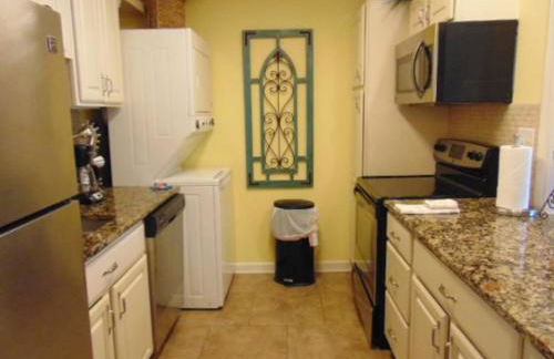 H13 Ocean Walk Resort 2bdrm 2 bath downstairs great beds Great view and always a great breeze - Foto 4