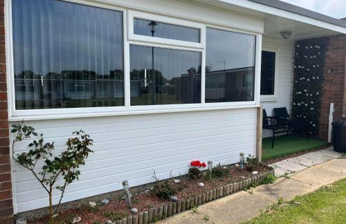 141 -Two bed Chalet on Sunbeach Holiday Park - Sleeps 6, pet friendly, FREE pool and entertainment passes included - plus WiFi with bedding and towels included - only 300m from the beach! - Foto 11