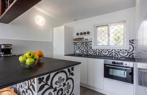 Villa Azure Horizon and Breeze - Panoramic Ocean View and Heated Pool - Foto 35