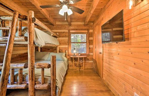 Luxe Dog-Friendly Cabin with Hot Tub and Game Room - Foto 18