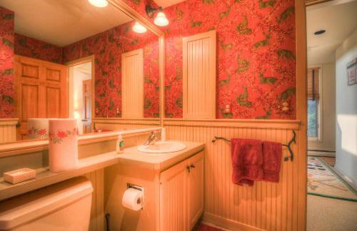 Stratton Mountain Condo with a Hot Tub! Sleeps 12! - Photo 12