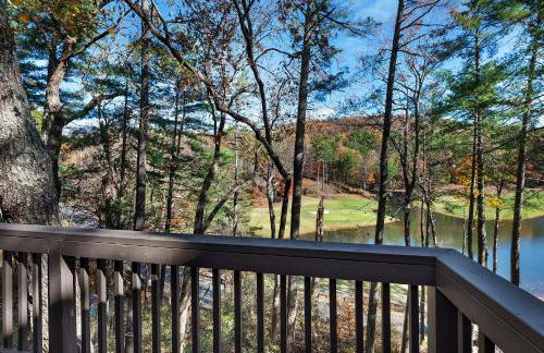 Chicadees Lake Lookout - A wood-burning fireplace, beautiful lake views, king and queen bedrooms, deck dining, and easy access t - Foto 21