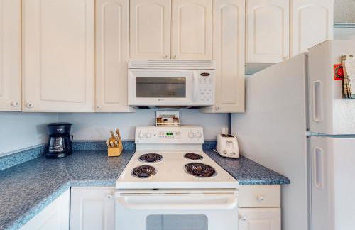 Cozy Coastal Condo Steps from the Beach with Deck Views - Foto 9