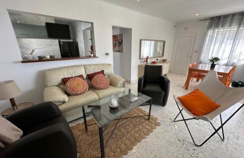 Preciosa casa con piscina desbordante y vistas al mar - Foto 3