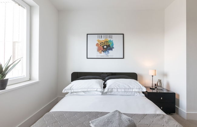 Luxury 2-bed Flat, Parking and Close to the Tube - Photo 4