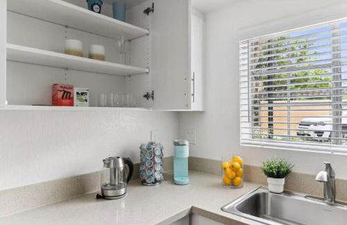 Stylish 1BR with KING Bed, Pool, Jacuzzi & Gym, Free Parking, Near UCSD - Foto 10