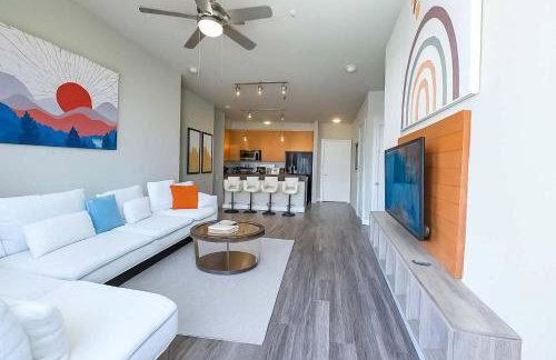 Poolside Comfort 2BR Galleria Stay AND Garage - Foto 1