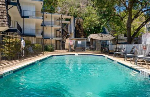 Your Modern King Suite Getaway - Sleeps 4 - Pool, Prkg - Foto 18