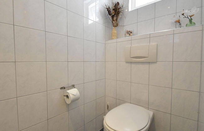 Cozy Holiday Home in Zonnemaire Near Lakebeach - Photo 40