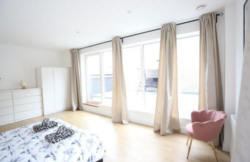 Spacious 3-Story Retreat with Rooftop Terrace and Modern Amenities - Foto 65