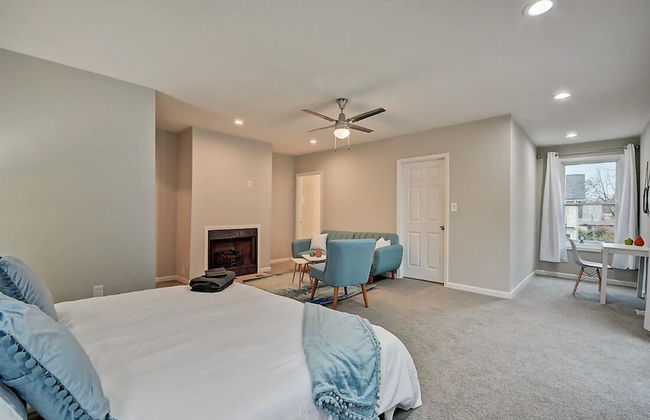 Spacious 6BR/3BA House w/ Parking! Sleeps 20! - Foto 10