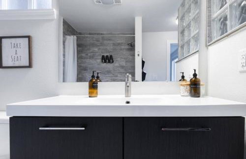 Stylish Modern Farmhouse wYard 10 mins from DT - Foto 27