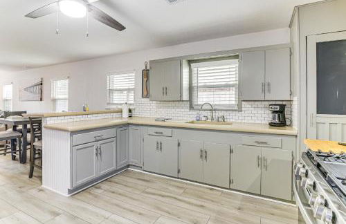 Steps to Seawall Fenced Family Home in Galveston! - Foto 9