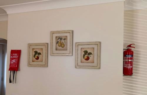 The Iris house is close to city centre and is ideal for tourists, visiting family members or work related activities including contractors - Foto 22