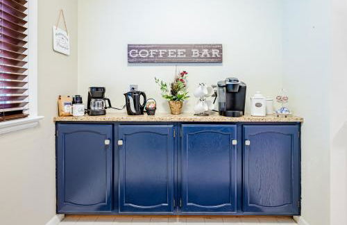 Rachel's Private Hideaway with king bed, kitchen, laundry, parking and big yard - Foto 9