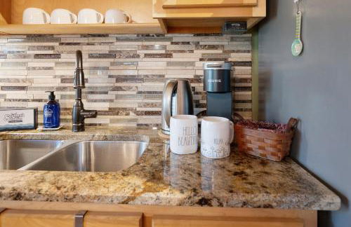 Chicadees Lake Lookout - A wood-burning fireplace, beautiful lake views, king and queen bedrooms, deck dining, and easy access t - Foto 17