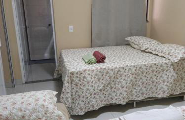 Check-in AUTÔNOMO, churrasqueira em Casa! Acesse 2ar, 2q,2B, pague 4 ou mais hóspedes, até 6 camas e tem pátio, garagem, roupa de cama, máquina de lavar roupas, portão eletrônico, todos privativos! Desconta duração! Entrada 15h adiante, inclusive madruga - Foto 2