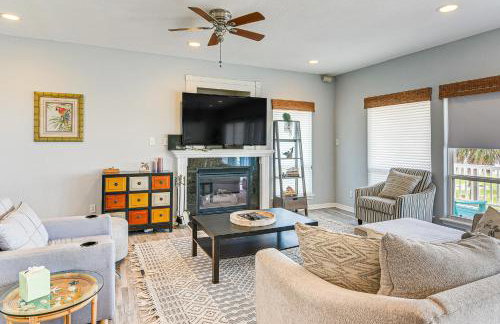 Walk to Beach Home with 2 Decks in Galveston! - Foto 4