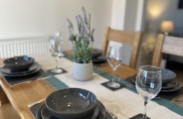 3 Bed Home with Driveway Parking for Contractors & Family stays in Stafford - Foto 15