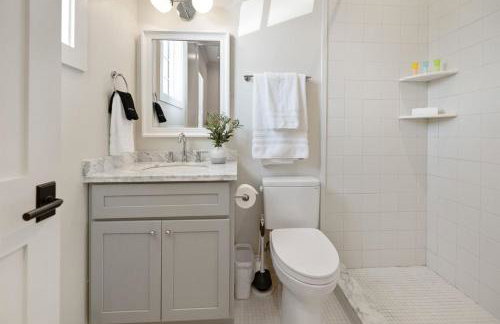 Chandeluer Shore 9 - Steps to Beach, Pet-Friendly, Pool, Fast WiFi - Foto 17