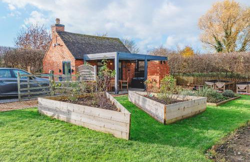Cottage with Hot Tub - near Cheltenham and Tewkesbury - Photo 3