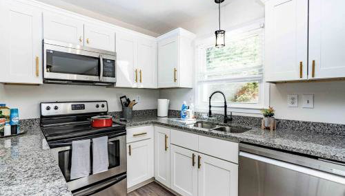 Renovated N Raleigh home with firepit wifi & king bed - Foto 5