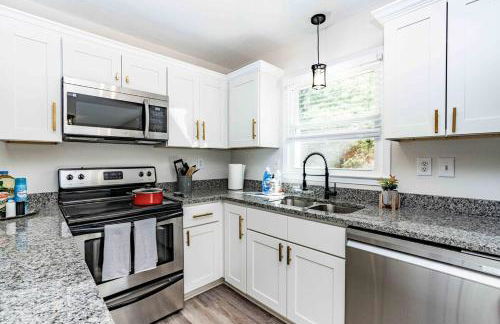 Renovated N Raleigh home with firepit wifi & king bed - Foto 5