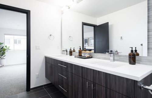 Designer Urban Retreat w Rooftop Deck & Fireplace - Foto 56