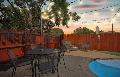 Modern Comforts & Classic Charm w Pool 5BD - Foto 38