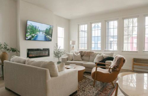 Downtown Indy, Rooftop Deck with Hot Tub, Gym, Bikes, Tesla Charger - Photo 22