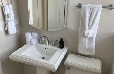 Sleeps 22 • Modern Multi-Unit • Gym • Workspaces - Photo 12