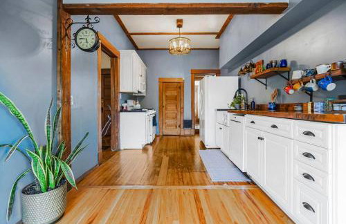 Historic Charm: Spacious 4BR Retreat Sleeps 11 - Holiday Home - Foto 15