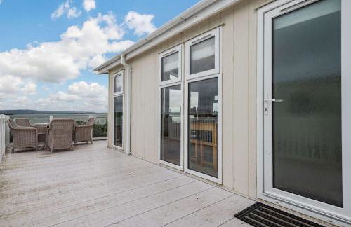 Bay View 2-Bed Lodge with Glorious Harbour View and Balcony - Photo 26