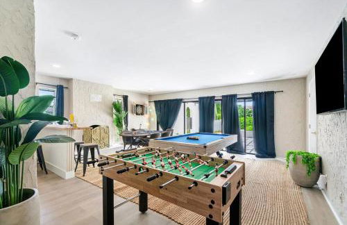Deluxe Waterfront Villa with BBQ, Pool and Game Room - Photo 31