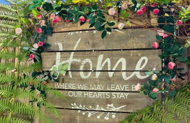 Gorgeous 3-bdrm home, walk to town and beach - Photo 7