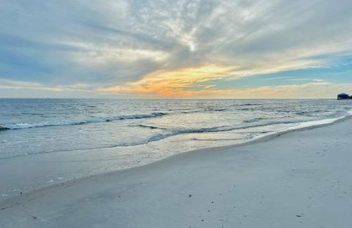 Pet Friendly Tranquil Cottage with Fire-Pit & Hot Tub Minutes to BEACHES - Foto 62