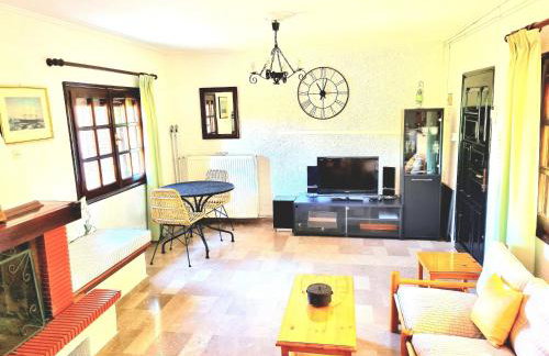 Spacious farmhouse with big yard and fireplace - Foto 2