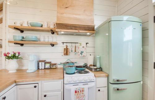 4-Acre Plot Farmhouse-Chic Retreat in Forest! - Foto 2