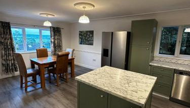 Detached 4BR, 4 Bathroom, Driveway, WiFi, Smart TV - Foto 4