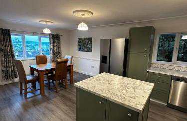 Detached 4BR, 4 Bathroom, Driveway, WiFi, Smart TV - Foto 4