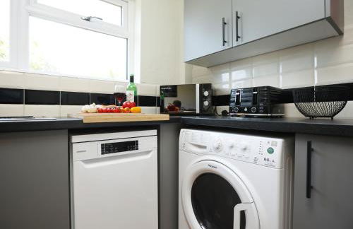 Homely ! Perfect for Contractors and Guests with Private off street parking - Foto 13