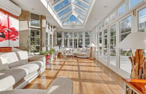 Luxury Detached House in Large Private Grounds, with Outdoor Jacuzzi and Sauna - Foto 11