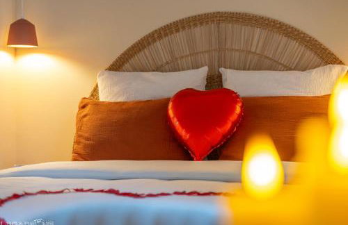 La Cadurcienne "Love room" jacuzzi & pièce secrète Cahors centre historique - Photo 1