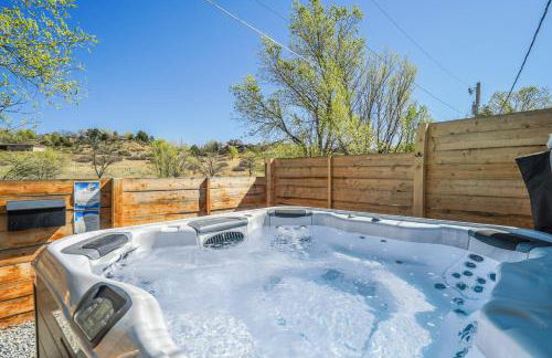 Secluded Westside Cottage - King Bed, Hot Tub, Views, Near Parks and Trails! - Foto 3