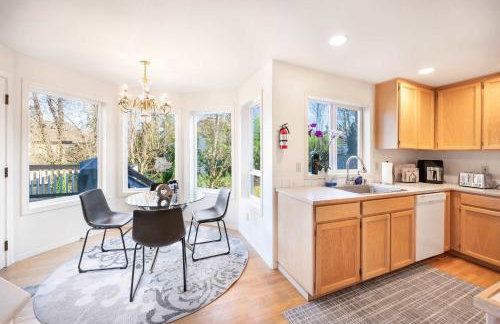 Brier 5BR Retreat w Pool Table Deck Central AC - Foto 11